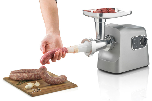 М'ясорубка Gorenje, 2500Вт, 2.8кг/хв, 3 решітки, насадка для ковбас, кеббе, шнековий соковидавлювач, 3 терки, пластик/метал, нерж