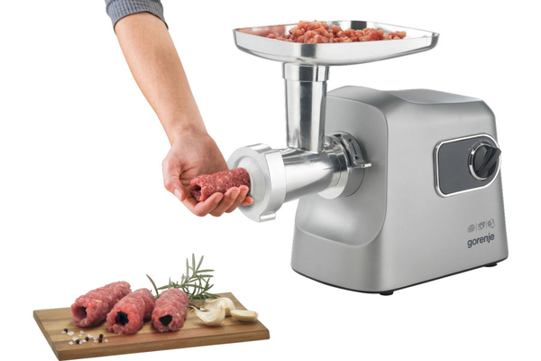 М'ясорубка Gorenje, 2500Вт, 2.8кг/хв, 3 решітки, насадка для ковбас, кеббе, шнековий соковидавлювач, 3 терки, пластик/метал, нерж
