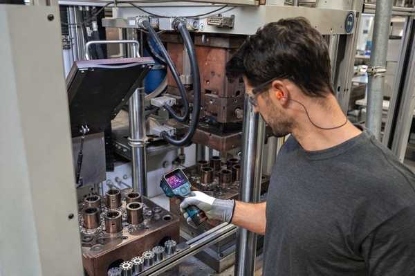 Термодетектор Bosch Professional GTC 12V-450-13 12В 4AAх1.5В -20°C…+450°C ±2.0°C IP54 0.4кг