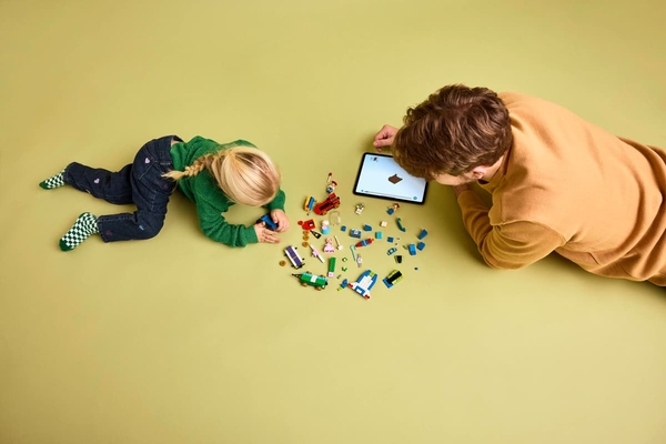 Конструктор LEGO Disney Pixar Святкування з Історії Іграшок: потяг і авто для перегонів