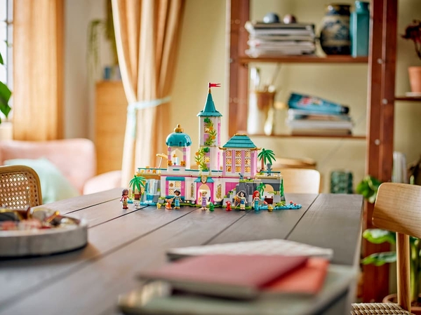 Конструктор LEGO Disney Princess Замок принцеси та королівські улюбленці