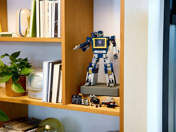 Конструктор LEGO Icons Transformers: Саундвейв